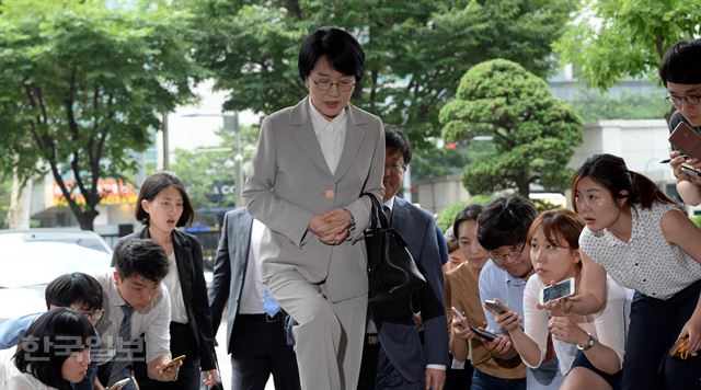 국민의당 리베이트 의혹 사건의 핵심 인물인 박선숙 의원이 11일 오후 구속 전 피의자 심문(영장실질심사)을 받기 위해 마포구 서울서부지법으로 출석하고 있다. 서재훈기자