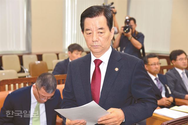 한민구 국방부 장관이 11일 여의도 국회에서 열린 국방위원회 전체회의에 참석 참석하고 있다.배우한기자 bwh3140@hankookilbo.com