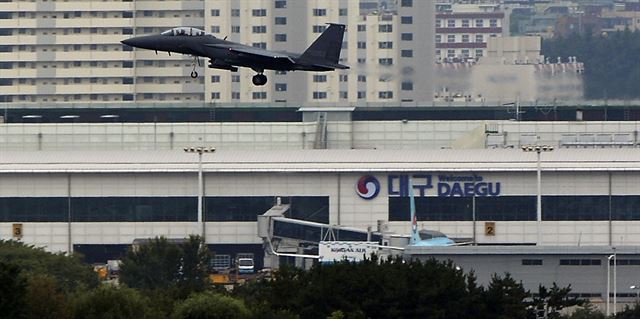 박근혜 대통령이 대구공항과 군 공항(K2) 통합 이전 의지를 밝힌 11일 대구 동구에 위치한 대구공항 위로 전투기 한대가 날아오르고 있다. 대구=뉴시스