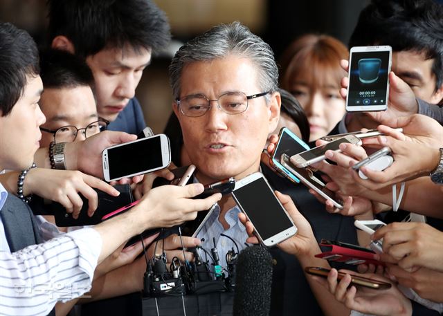 롯데홈쇼핑의 사업권 재승인과 관련해 로비의혹을 받고 있는 강현구 사장(56)이 12일 오전 피의자 신분으로 검찰에 출석해 기자들의 질문에 답변하고 있다. 홍인기 기자