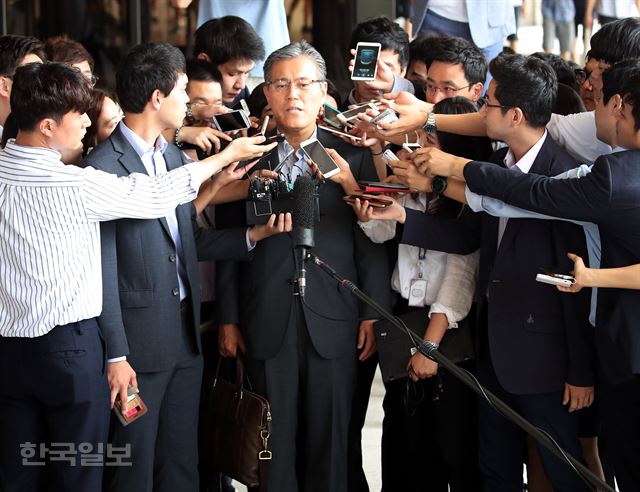 롯데홈쇼핑의 사업권 재승인과 관련해 로비의혹을 받고 있는 강현구 사장(56)이 12일 오전 피의자 신분으로 검찰에 출석해 기자들의 질문에 답변하고 있다. 홍인기 기자