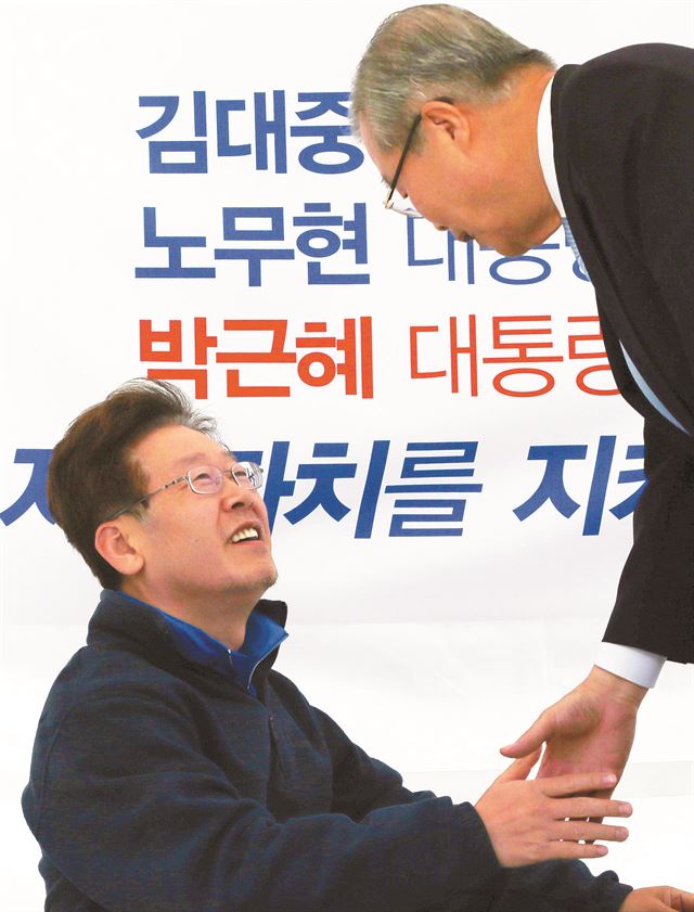 이재명(왼쪽) 경기 성남시장과 김종인 더불어민주당 비상대책위 대표. 연합뉴스