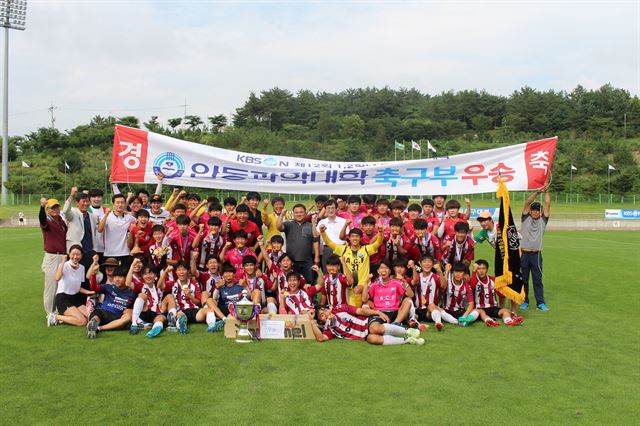 안동과학대 축구팀이 전국 대학 선수권 대회 우승 트로피를 안고 경기장에서 권상용 총장과 함께 기념 촬영을 했다. 안동과학대학 제공