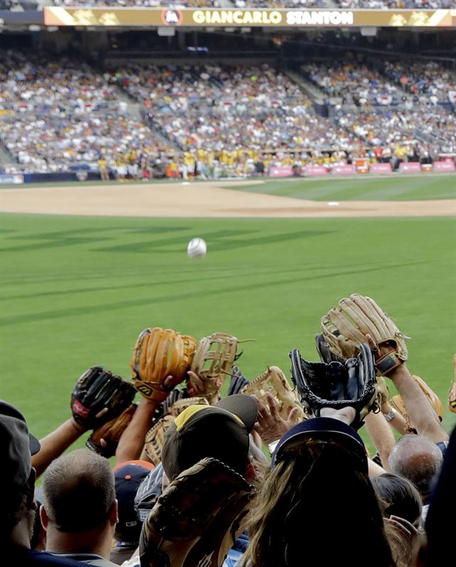 미 캘리포니아주 샌디에이고의 펫코파크에서 11일(현지시간) MLB 야구 올스타 홈런 더비가 열린 가운데 관중들이 내셔널리그의 마이애미 말린스 소속 지안카를로 스탠튼이 친 홈런 공을 잡으로 하고 있다. 이날 열린 홈런 더비에서 우승한 스탠튼은 1라운드부터 결승까지 총 61개의 홈런을 쳤다. AP 연합뉴스