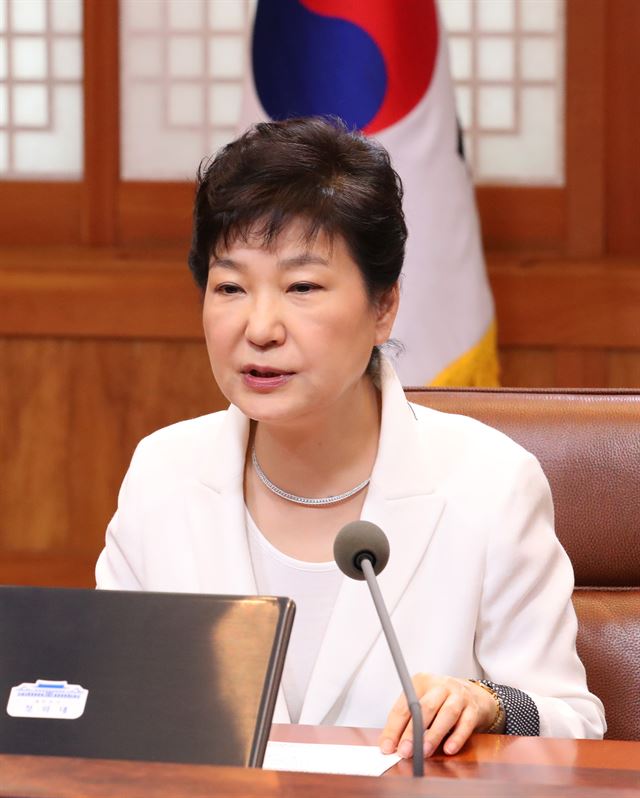 박근혜 대통령이 11일 청와대에서 수석비서관회의를 주재하면서 대구공항 통합 이전을 조속히 추진하라고 주문하고 있다. 연합뉴스