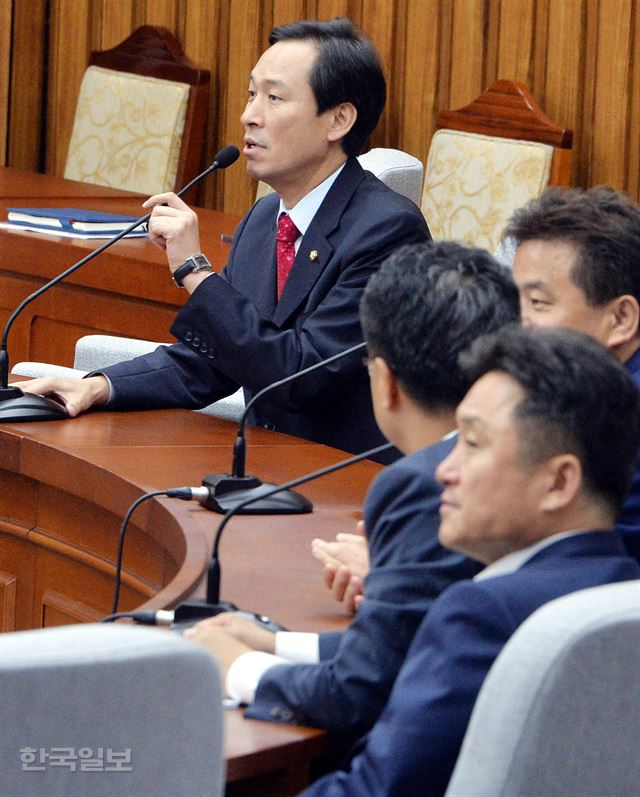 우상호 더불어민주당 원내대표가 12일 국회에서 열린 사드 관련 의견 수렴을 위한 의원간담회를 주재하고 있다. 배우한기자 bwh3140@hankookilbo.com