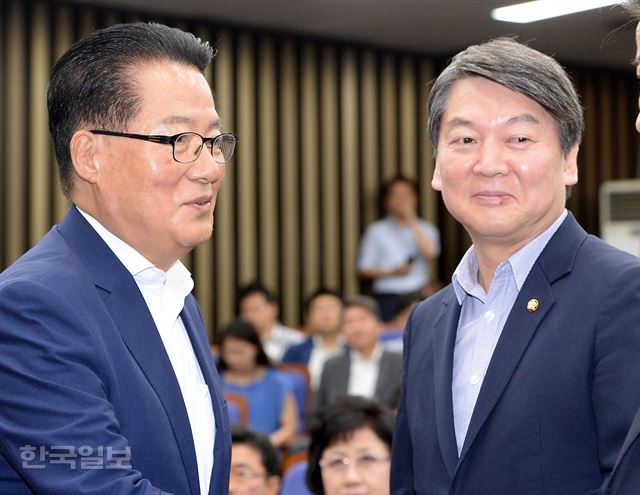 박지원 국민의당 비상대책위원장 겸 원내대표와 안철수 전 대표가 12일 국회에서 열린 의원총회에서 대화하고 있다. 배우한기자 bwh3140@hankookilbo.com