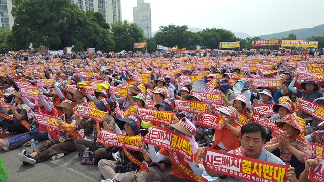 3,000여 명의 성주군민들이 13일 오전 경북 성주군 성주읍 성밖숲에서 사드 성주배치 결사반대 범군민궐기대회를 열고 있다. 최홍국기자 hkchoi@hankookilbo.com