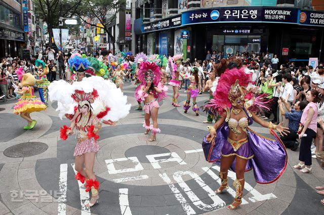 13일 오전 서울 중구 명동에서 롯데월드가 대표적인 여름 축제인 '쿨썸머, 핫삼바 페스티벌' 거리 공연을 선보이고 있다. 롯데월드 어드벤처는 잠실 롯데월드에서 오리지널 삼바 댄서들이 직접 공연하는 '쿨썸머, 핫삼바 페스티벌'을 다음달 28일까지 펼친다. 홍인기 기자