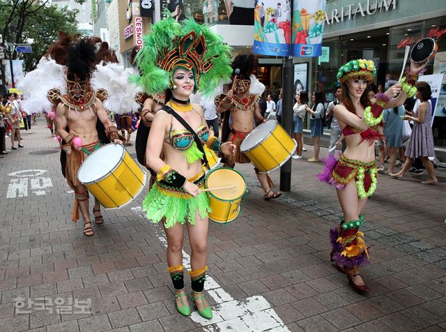 13일 오전 서울 중구 명동에서 롯데월드가 대표적인 여름 축제인 '쿨썸머, 핫삼바 페스티벌' 거리 공연을 선보이고 있다. 롯데월드 어드벤처는 잠실 롯데월드에서 오리지널 삼바 댄서들이 직접 공연하는 '쿨썸머, 핫삼바 페스티벌'을 다음달 28일까지 펼친다. 홍인기 기자