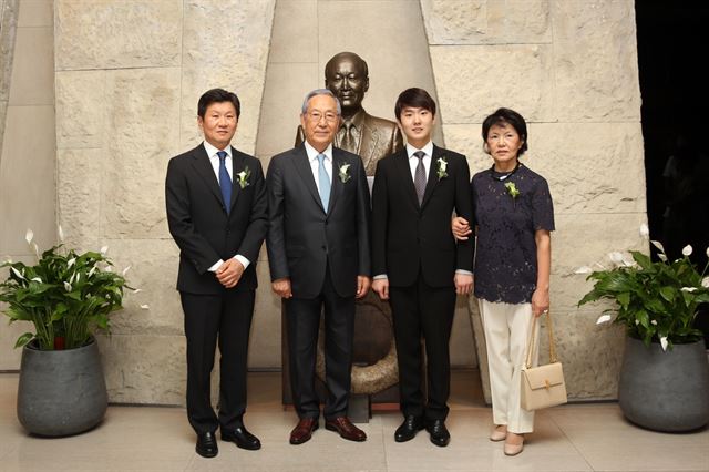 13일 서울 삼성동 아이파크타워 포니정홀에서 열린 ‘제10회 포니정 혁신상’ 시상식에서 정몽규(왼쪽부터) 현대산업개발 회장, 김철수 포니정재단 이사장, 혁신상 수상자인 조성진 피아니스트, 고 정세영 현대산업개발 명예회장 부인 박영자 여사가 기념 촬영을 하고 있다. 현대산업개발 제공