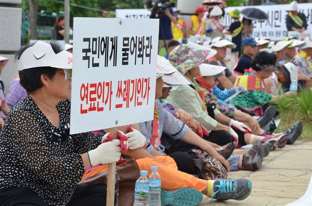 지난달 30일 원주 문막SRF열병합발전소 건립을 반대하는 집회에 참가한 주민이 발전연료 안전성에 의구심을 제기하는 피켓을 들고 있다. 뉴스1