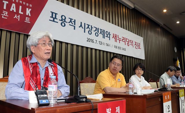 소설가이자 사회평론가인 복거일씨가 13일 오후 국회에서 열린 새누리당 정책위 주최 '포용적 시장경제와 새누리당의 진로' 토크 콘서트에서 '새누리당의 정체성과 전략'을 주제로 발제하고 있다. 연합뉴스