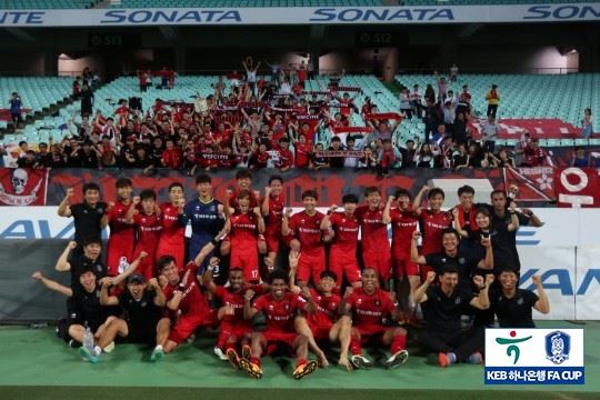 부천FC 선수들이 13일 FA컵 8강에서 전북 현대를 누르는 대회 최대 이변을 일으켰다. 경기 뒤 부천 선수들이 원정 응원을 온 팬들과 기념사진을 찍으며 기쁨을 나누고 있다. 대한축구협회 제공