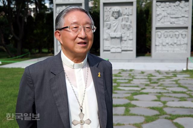 김 대주교는 "희망은 실패하는 데서 끝나는 게 아니라 포기하는 데서 끝난다"고 말했다. 김 대주교의 뒤 편으로 광주 서구 광주대교구청 앞 뜰에 자리한 '비움의 십자가'가 보인다. 6ㆍ25 전쟁, 5ㆍ18 광주민주화운동, 세월호 참사 등 근현대사의 가장 비극적 사건들을 조각으로 담았다. 광주=김혜영 기자 shine@hankookilbo.com