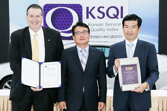 한국능률협회컨설팅이 주관한 ‘2016 한국산업의 판매서비스 품질지수(KSQI)’ 국산차 판매부문에서 1위에 오른 한국지엠의 제임스 김(오른쪽) 사장과 데일 설리번(왼쪽) 영업ㆍ서비스 마케팅 부문 부사장이 14일 인천 부평 한국지엠 본사에서 인증서와 트로피를 들고, 유인상 한국능률협회컨설팅 부사장과 포즈를 취하고 있다. 한국지엠 제공