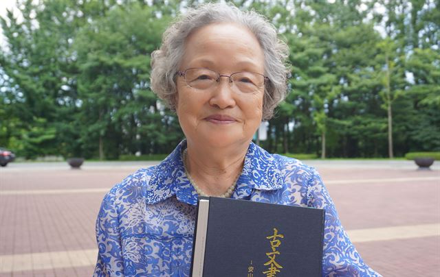 진주 류씨 경성당 종택 종부 권보남씨가 14일 경기 성남시 한국학중앙연구원 장서각 앞에서 '고문서집성 58'을 들어보이고 있다. 고문서를 연구용으로 만든 '고문서집성'의 58번째 책은 진주 류씨 가문이 보유하고 있는 고문서로 만들었다. 고경석기자 kave@hankookilbo.com