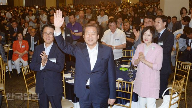 김무성 전 새누리당 대표가 14일 오후 서울 영등포구 당산동 그랜드컨벤션센터에서 열린 '7·14 전당대회 2주년 만찬'에서 지지자들에게 인사하고 있다. 이날 행사장에는 1,500여명이 몰렸다. 오대근 기자 inliner@hankookilbo.com