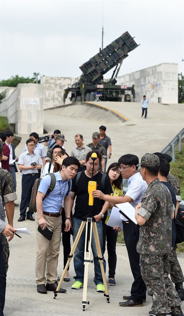 14일 패트리어트를 운영하는 수도권 지역의 한 부대에서 국방부 출입기자단을 대상으로 패트리어트 레이더 전자파 측정 참관이 진행된 가운데 공군 관계자가 광대역 전자파 측정기를 활용해 전자파를 측정하고 있다. 국방부 제공