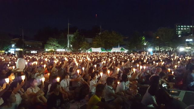 고고도미사일방어체계(사드) 성주 배치에 항의하는 성주지역 주민들이 14일 성주군 성밖숲에서 촛불집회를 열고 있다. 범군민비상대책위원회는 정부가 사드 성주배치를 철회할 때까지 매일 5명씩 릴레이 삭발과 촛불시위를 하겠다고 밝혔다. 성주군 제공