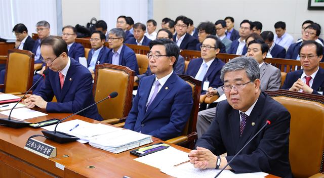 윤성규 환경부 장관(앞줄 왼쪽부터)과 이기권 고용노동부 장관, 고윤화 기상청장이 14일 국회에서 열린 환경노동위원회에 출석해 의원들의 의사진행 발언을 듣고 있다. 연합뉴스