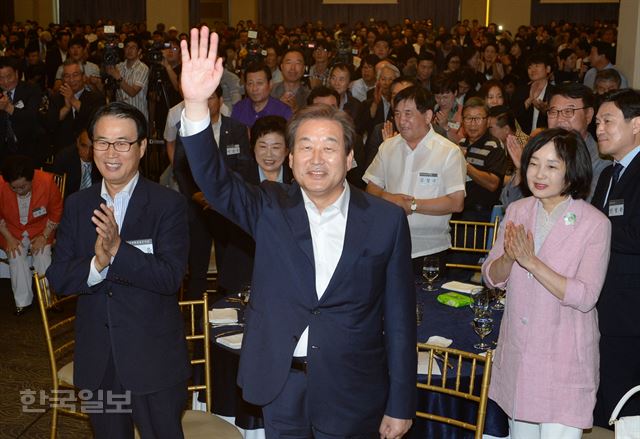 김무성 새누리당 전 대표가 14일 오후 서울 당산동 그랜드컨벤션센터에서 열린 대표 경선 승리 2주년 기념 행사에서 손을 들어 인사하고 있다. 이날 행사에는 지지자 1,5000여명이 참석했다. 오대근 기자 inliner@hankookilbo.com