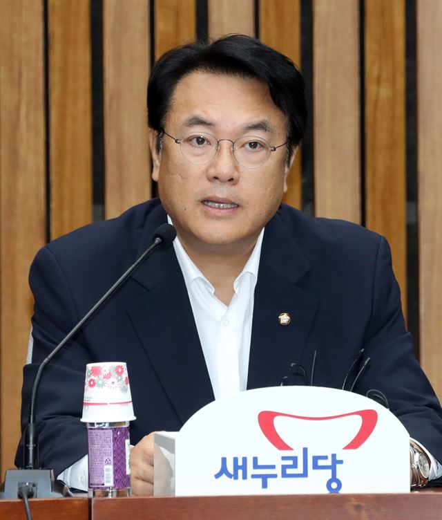 정진석 새누리당 원내대표가 15일 국회에서 열린 원내대책회의에서 모두 발언을 하고 있다. 연합뉴스