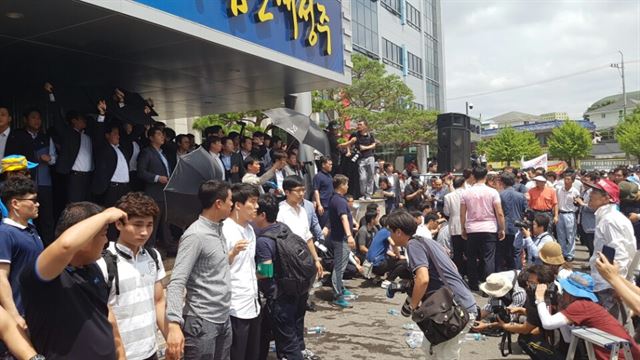 황교안 국무총리 일행이 성주군청을 방문하자 성난 주민들이 물병과 계란을 투척, 군청 현관 앞이 아수라장으로 변했다. 김정혜기자 kjh@hankookilbo.com