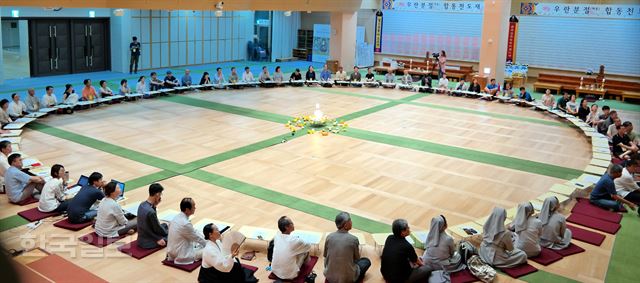 15일 서울 송파구 불광사 보광당에서 열린 '세월호 희망의 길찾기 시민대화마당'의 참석자들이 의견을 나누고 있다. 김혜영 기자 shine@hankookilbo.com