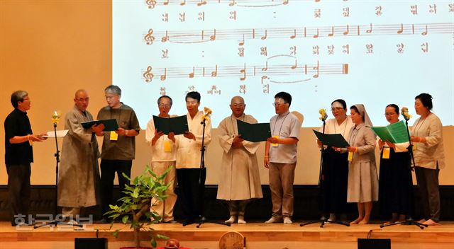 15일 서울 송파구 불광사 보광당에서 열린 '세월호 희망의 길찾기 시민대화마당'에 앞서 지리산종교연대 합창단이 노래하고 있다. 김혜영 기자 shine@hankookilbo.com