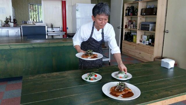 특급호텔 출신 요리사인 조철씨가 자신이 요리한 음식을 선보이고 있다.