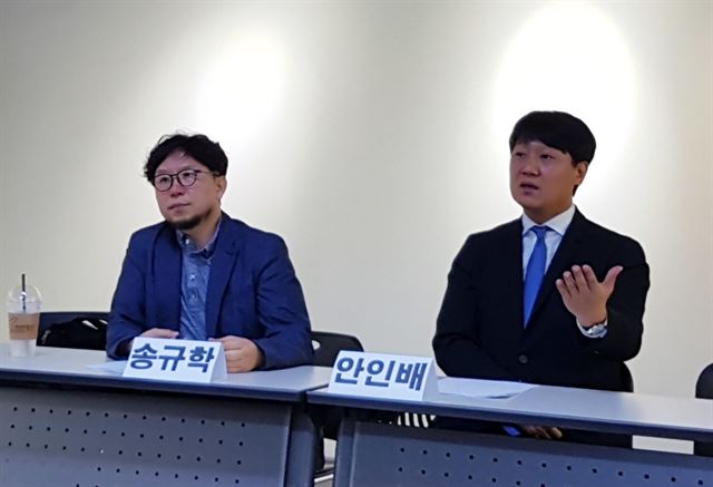 송규학(왼쪽) 한국독립PD협회장과 안인배 한국방송영상제작사협회장이 15일 오전 서울 통인동 참여연대 회의실에서 KBS 콘텐츠 제작사 ‘몬스터 유니온’ 설립 반대 기자회견을 열고 있다.