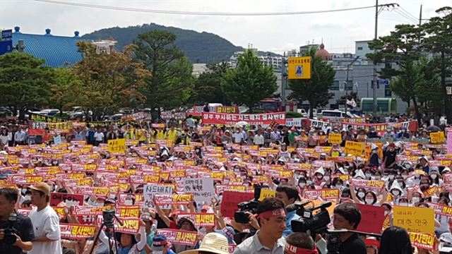 600여 명의 성주군민들이 15일 오전 성주군청 주차장에서 사드 성주 배치 반대를 외치고 있다. 김정혜기자 kjh@hankookilbo.com