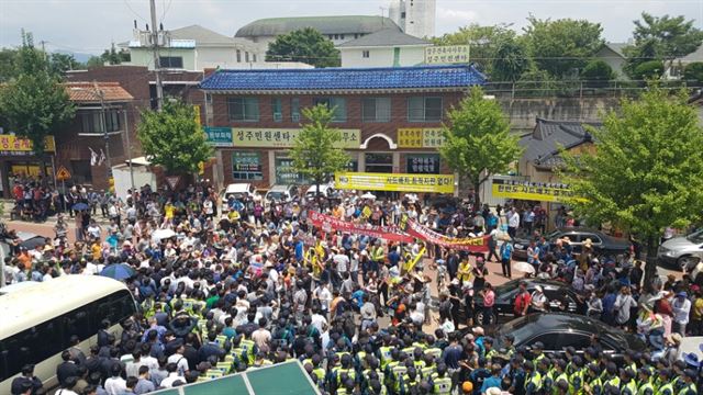 사드 성주 배치에 반발한 성주군민들이 15일 주민설명회를 위해 성주군청에 온 총리 일행이 탄 미니버스를 가로막고 농성을 하고 있다. 김정혜기자 kjh@hankookilbo.com