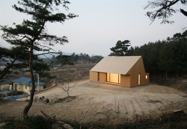 주변의 빽빽한 숲 속에서 시어하우스는 한 덩어리의 나무다. 도시를 벗어나 자연에 묻히고자 하는 건축주의 바람을 나무집으로 구현했다. stpmj 제공