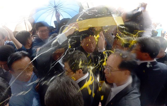 15일 오전 경북 성주군 성주읍 성주군청 주차장에서 사드(THAAD·고고도미사일방어체계) 배치에 대한 주민 설득에 나선 황교안 국무총리와 한민구 국방장관에게 주민들이 물병과 계란을 던지며 거세게 항의하고 있다. 뉴시스