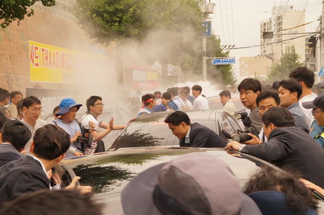 15일 경북 성주군청에서 열린 사드배치 관련 주민설명회에서 성난 주민들에 의해 버스에 갇혀 있던 황교안 국무총리가 오후 5시께 승용차로 옮겨탄 뒤 탈출을 시도하고 있다. 뉴시스