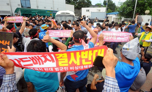 15일 경북 성주군청에서 사드배치에 반대하는 군민들이 황교안 국무총리가 탑승한 버스를 둘러싼 채 4시간째 경찰과 대치중에 있다.황 총리는 주한미군의 사드(THAAD 고고도미사일방어체계) 배치가 확정된 경북 성주 주민들의 반발이 거세지자 한민구 국방부장관과 함께 주민 설득에 나섰다가 봉변을 당했다. 뉴스1