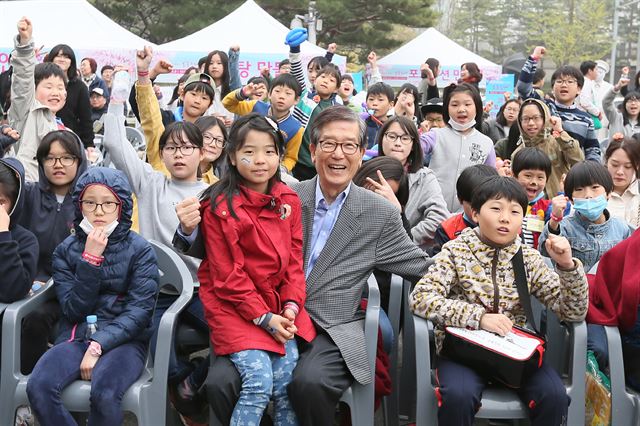 이동걸(앞줄 오른쪽에서 두번째) 산업은행 회장이 지난 4월 9일 서울 여의도 산업은행 본점에서 열린 '사랑나눔 봄꽃축제'에서 초청 받은 어린이들과 즐거운 시간을 보내고 있다. 산업은행 제공