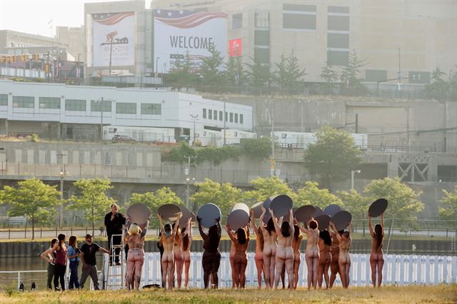 오하이오 클리블랜드 공화당 전당대회 장소 인근에서 여성들이 사진작가 스펜서 튜닉의 예술 설치 작품인 "그녀가 말하는 모든 것은 전부를 의미한다(Everything She Says Means Everything)"를 위해 나체로 포즈를 취하고 있다. 왼쪽 카메라를 든 사람이 사진작가 스펜서 튜닉 로이터=연합뉴스