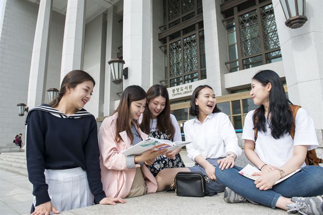 여름방학 교육프로그램에 참여한 선문대 학생들이 도서관 앞에서 대화를 나누고 있다. 선문대 제공