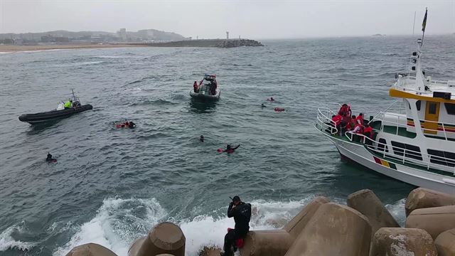 지난 16일 오후 속초 영랑동 해안에 승객과 선원 20명을 태운 유람선에 방파제에 좌초돼 표류하고 있다. 해경과 소방당국은 탑승인원 전원을 바다에 뛰어 내리게 한 뒤 무사히 구조했다. 속초소방서 제공