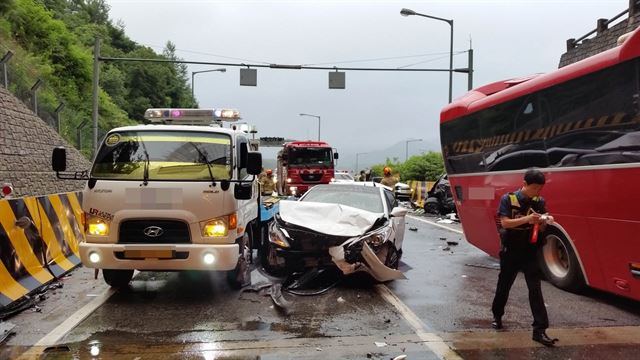 지난 17일 오후 5시 54분쯤 강원 평창군 용평면 영동고속도로 봉평터널 입구 인천방면 180㎞ 지점에서 관광버스와 승용차 5대가 잇따라 추돌, 사고현장이 아수라장으로 변해 있다. 강원소방본부 제공