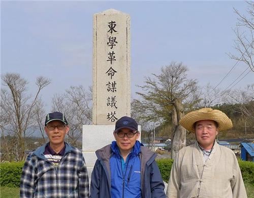 파면처분 무효확인 소송에서 받은 위자료 4,000만원 전액을 수원대교수협의회와 참여연대에 기부한 수원대 이상훈(왼쪽), 배재흠(가운데) 교수. 오른쪽은 이원영 수원대교수협의회 회장. 수원대 교수협의회 제공.