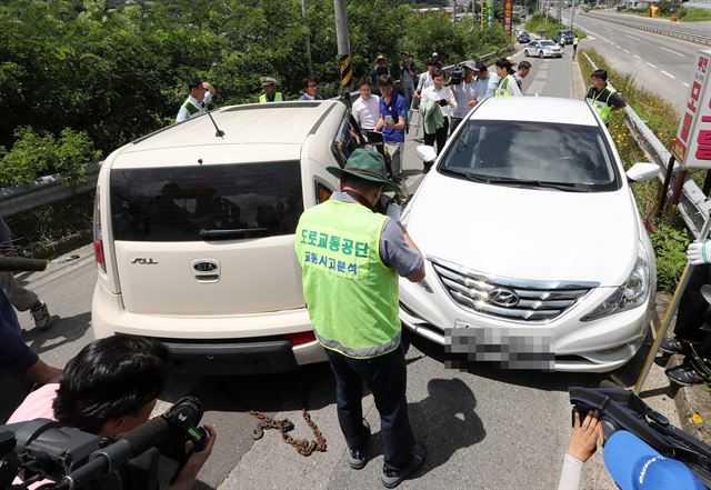 18일 오전 경북 성주군 성주읍 성산리에서 경북지방경찰청과 도로교통공단이 차량 사고 현장 검증을 하고 있다. 지난 15일 황교안 총리가 탄 차가 성주군청에서 성산포대로 가다가 주민 A씨(39) 차량과 충돌하는 사고가 발생했다. 연합뉴스