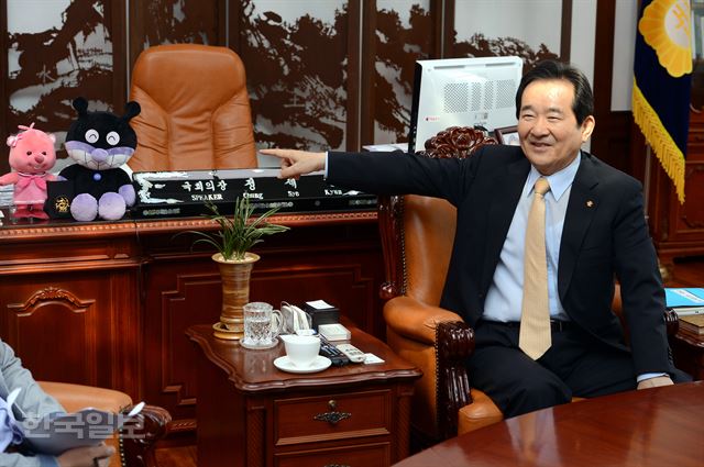 정세균 국회의장이 18일 한국일보와의 인터뷰 도중 최근 한 여고생이 원자력발전소 건설 반대에 노력해 달라는 편지와 함께 보내준 인형을 가리키고 있다. 고영권 기자 youngkoh@hankookilbo.com