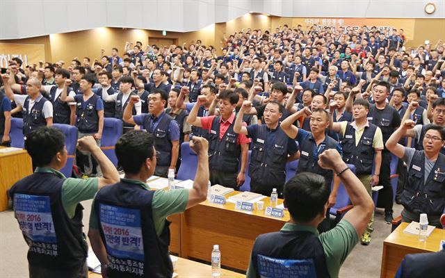 지난 11일 오후 울산시 북구 현대자동차 울산공장 문화회관에서 현대차 노조가 쟁의 발생 결의를 위한 대의원 대회를 열고 있다. 울산=연합뉴스