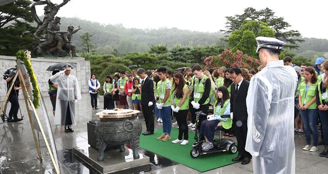 지난해 7월 열린 유엔참전국 청소년 평화캠프 참가자들이 서울 동작동 국립서울현충원에서 묵념하고 있다.국가보훈처 제공