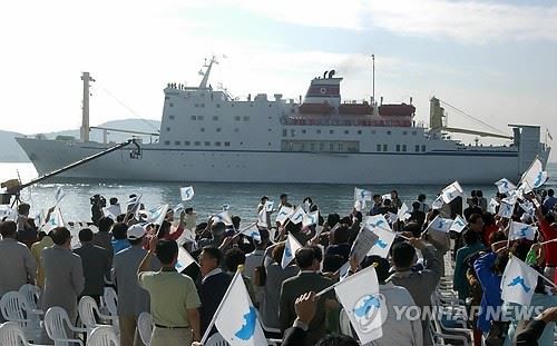 2002년 부산아시안게임 당시 북측 응원단을 태우고 부산 다대포항에 입항하는 만경봉호의 모습. 연합뉴스