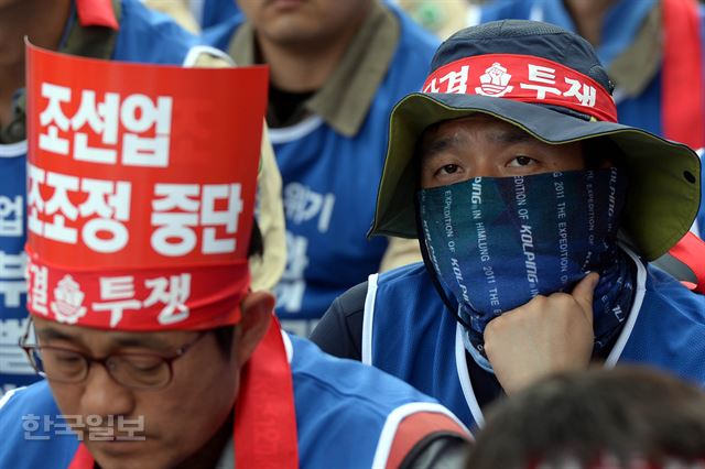 조선업종 노조연대 회원들이 지난달 8일 오후 서울 종로구 청운효자동주민센터 앞에서 구조조정 중단 기자회견을 하고 있다. 서재훈기자 spring@hankookilbo.com